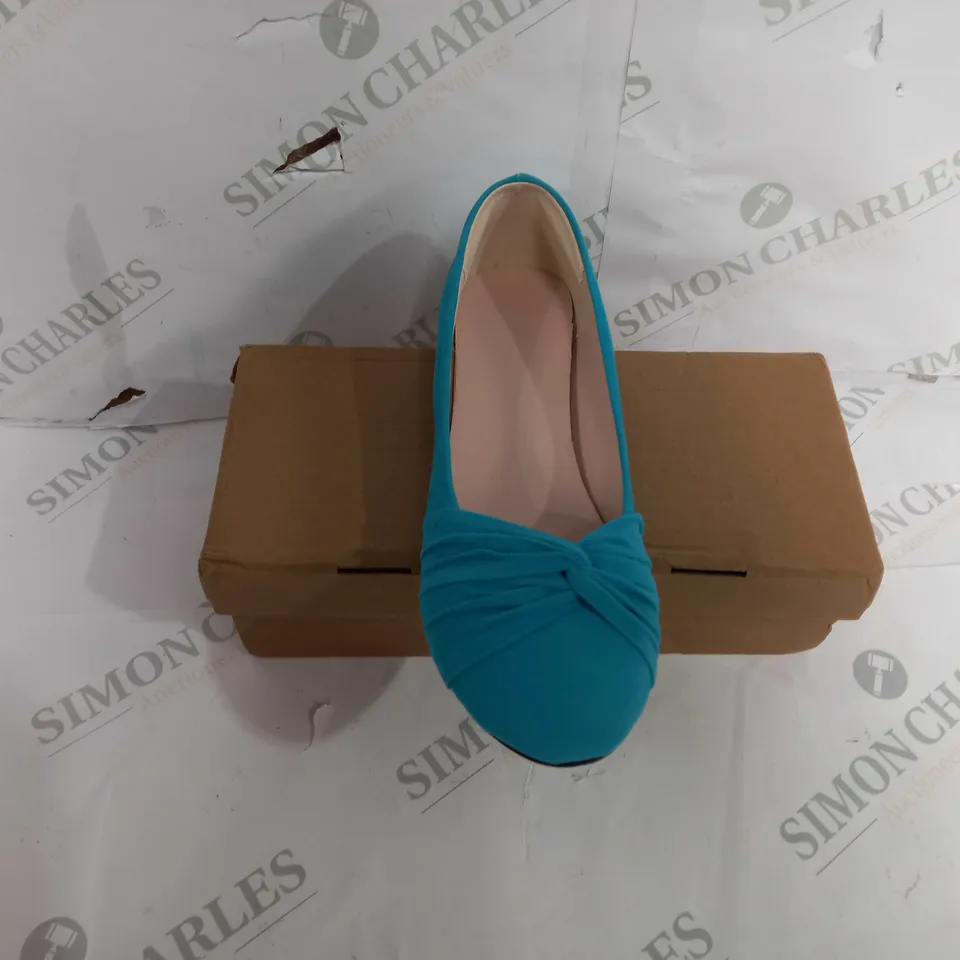 BOXED PAIR OF DESIGNER WOMEN'S SLIP-ON FLAT SHOES IN BLUE - EU SIZE 39