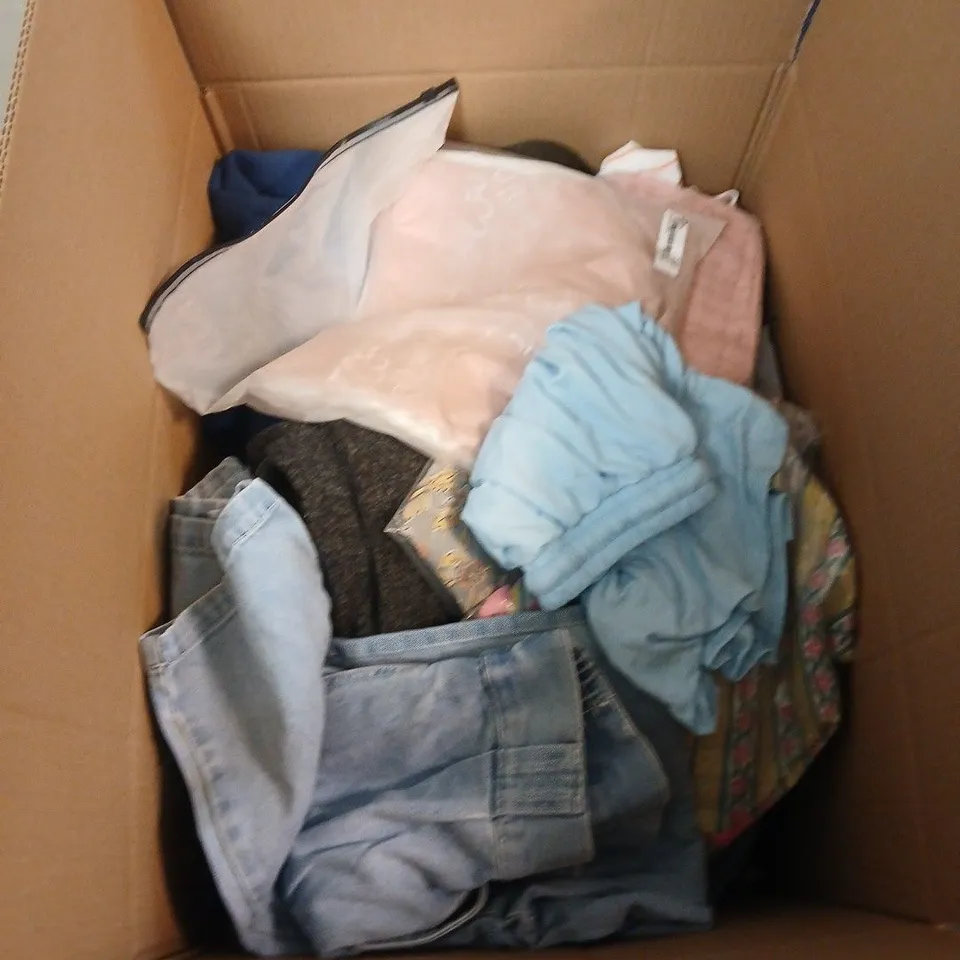 BOX OF APPROXIMATELY 25 ASSORTED CLOTHING ITEMS IN VARIOUS STYLES , COLOURS AND SIZES 