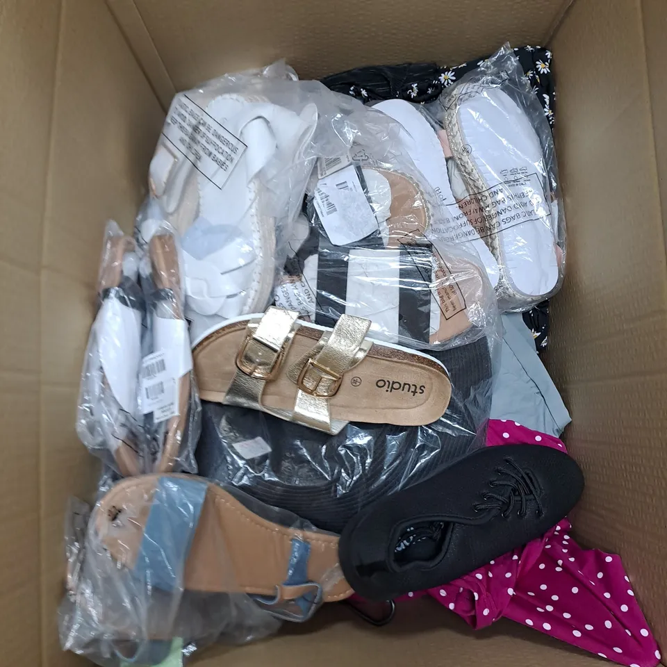 LARGE BOX OF APPROXIMATELY 25 ASSORTED CLOTHING ITEMS AND SHOES