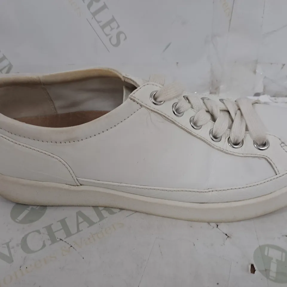 BOXED VIONIC LACE UP TRAINERS IN WHITE LEATHER - UK 5.5