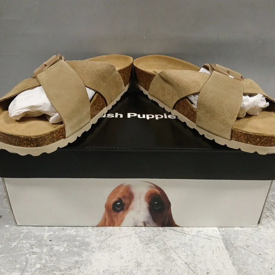 BOXED PAIR OF HUSH PUPPIES BECKY MULE SANDALS IN TAUPE SIZE UK 6
