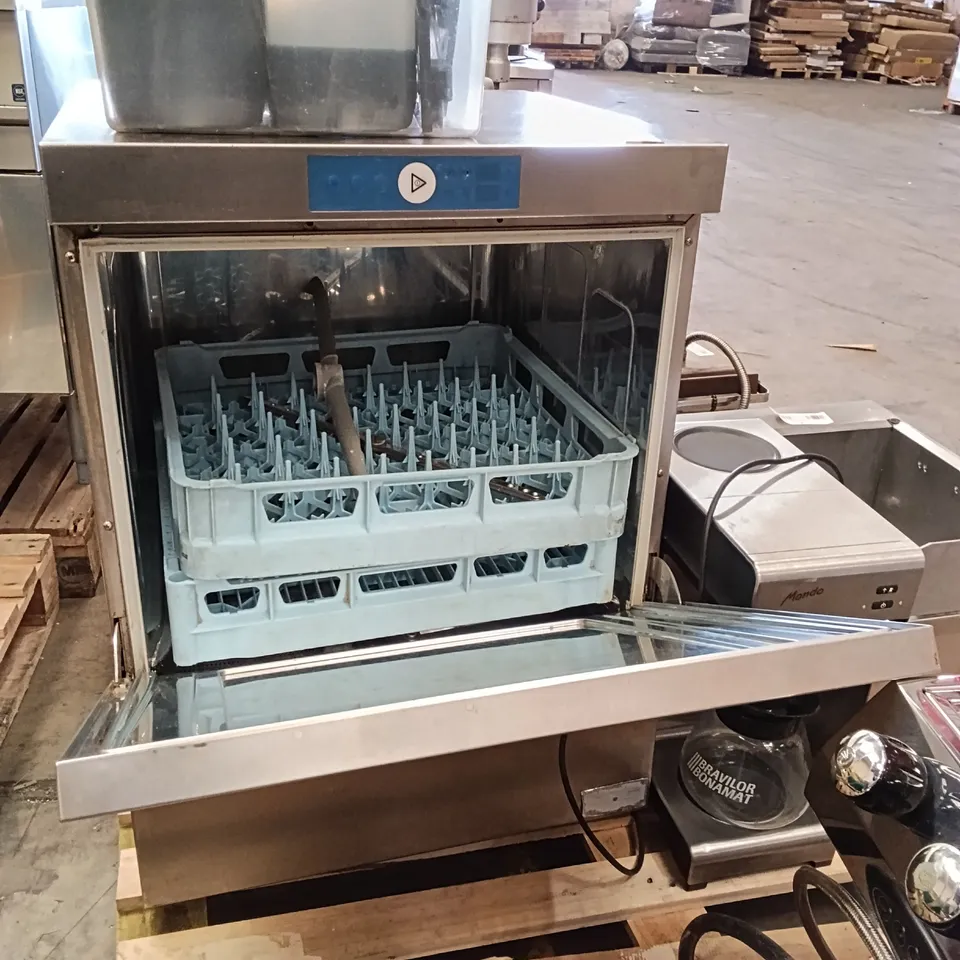 HOBART GXHS 70N UNDERCOUNTER DISHWASHER WITH WALL DETERGENT DISPENSER