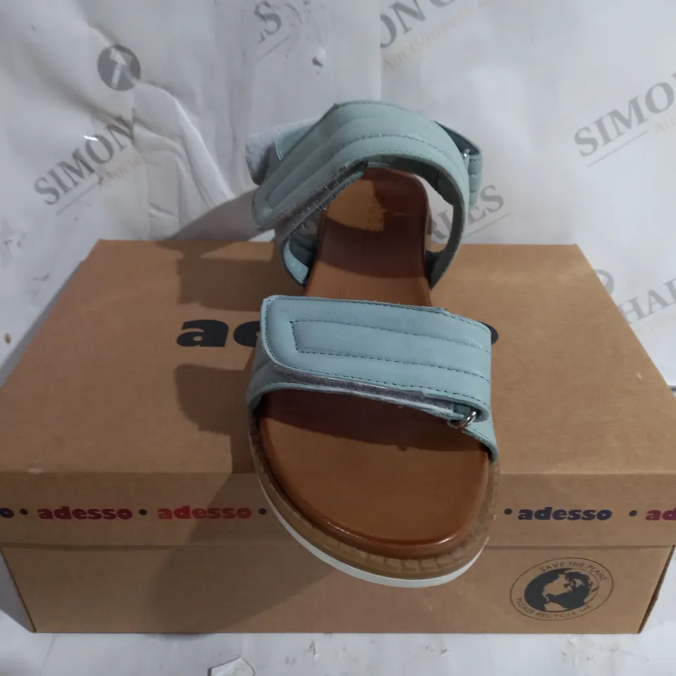 BOXED PAIR OF ADESSO LEATHER OPEN TOE FLAT SANDAL - SIZE 7