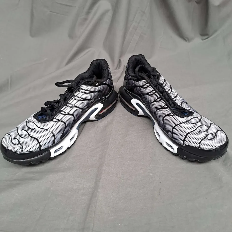 PAIR OF NIKE TRAINERS IN BLACK/WHITE SIZE 9