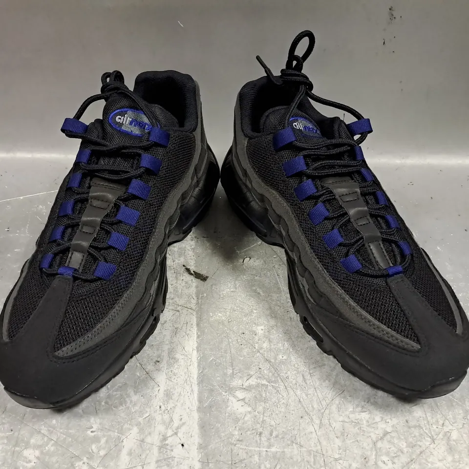 BOXED PAIR OF NIKE AIR MAX 95 SHOES IN BLACK/DEEP BLUE UK SIZE 7