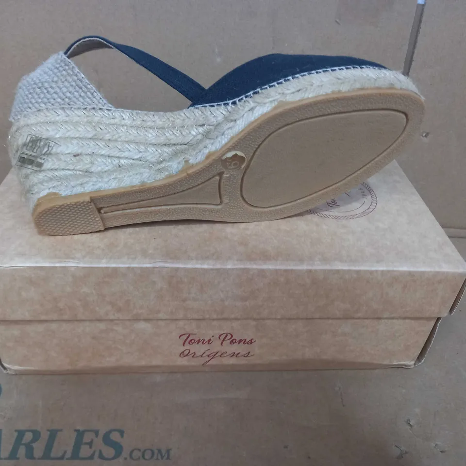 BOXED PAIR OF TONI PONS WEDGE HEELS IN BLACK EU SIZE 39