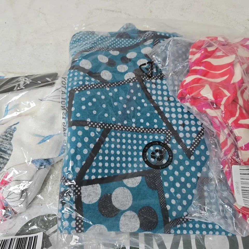 APPROX 20 ASSORTED ITEMS OF CLOTHING IN VARIOUS SIZES TO INCLUDE TOPS, JUMPERS, DRESSES, ETC