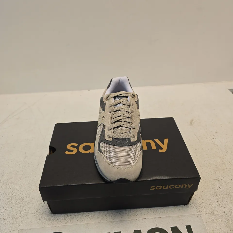 SAUCONY SHADOW 5000 GREY TRAINERS – UK 6.5 (US 8.5) – BOXED