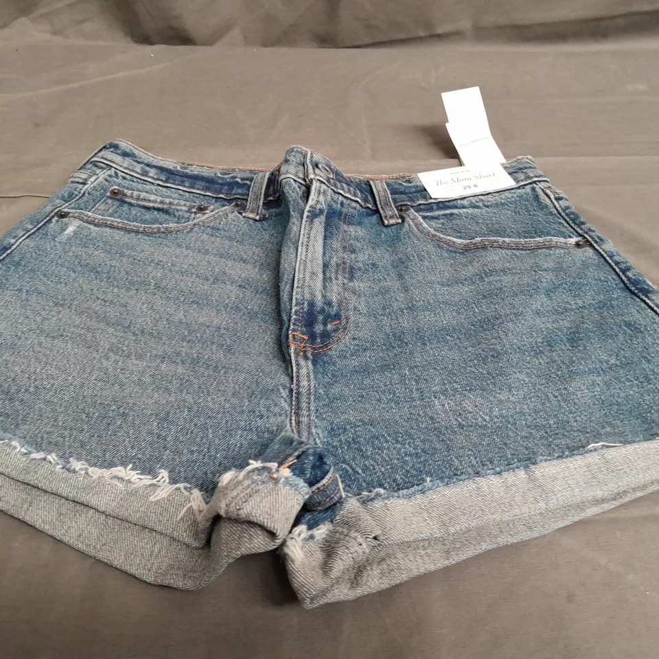 ABERCROMBIE & FITCH HIGH RISE THE MOM SHORTS - 29/8