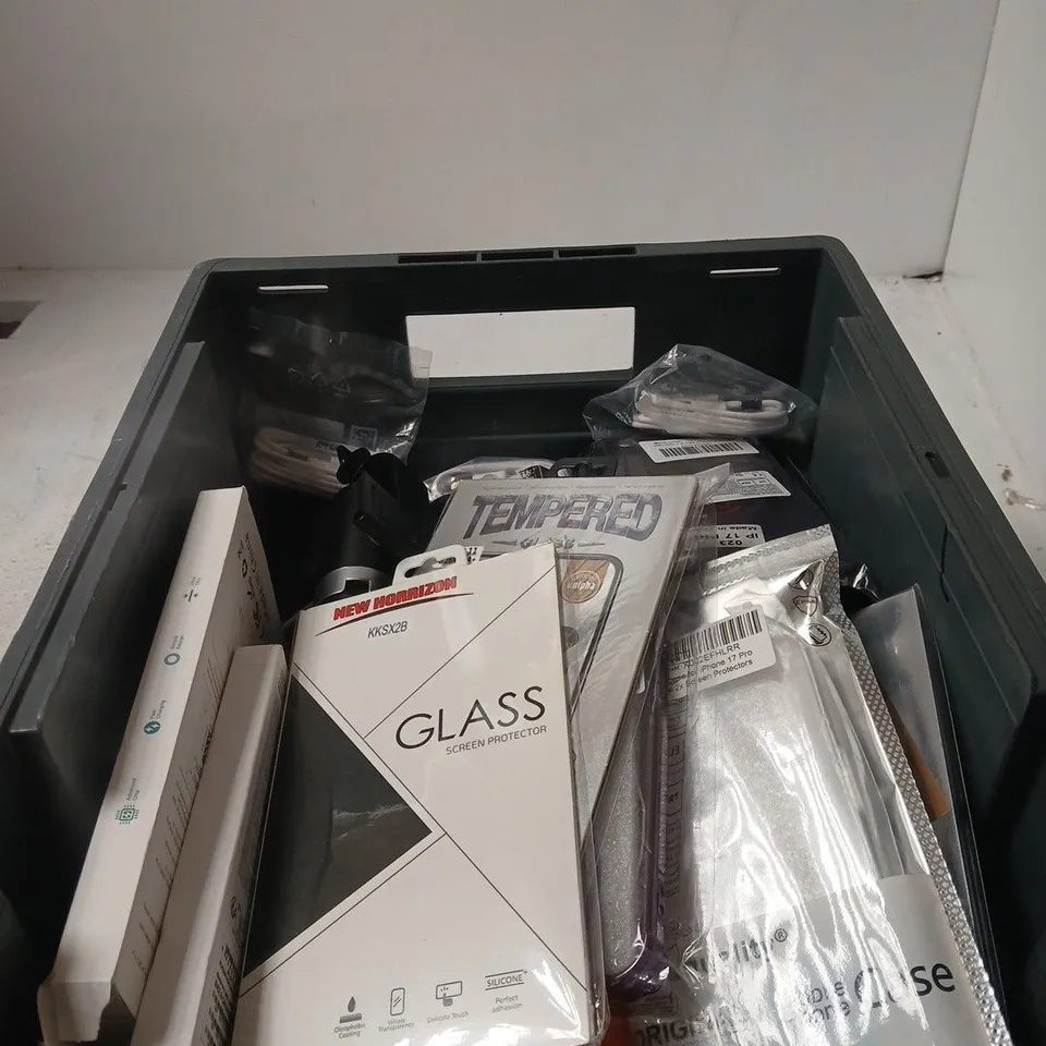 APPROXIMATELY 12 ASSORTED ITEMS INCLUDING POWERBANK AND MOBILE PHONE SCREEN PROTECTOR