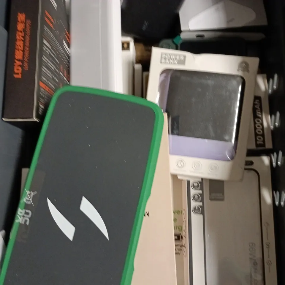 APPROXIMATELY 15 ASSORTED SMARTPHONE ACCESSORIES TO INCLUDE CHARGING CABLES, POWERBANKS, PHONE CASES ETC 