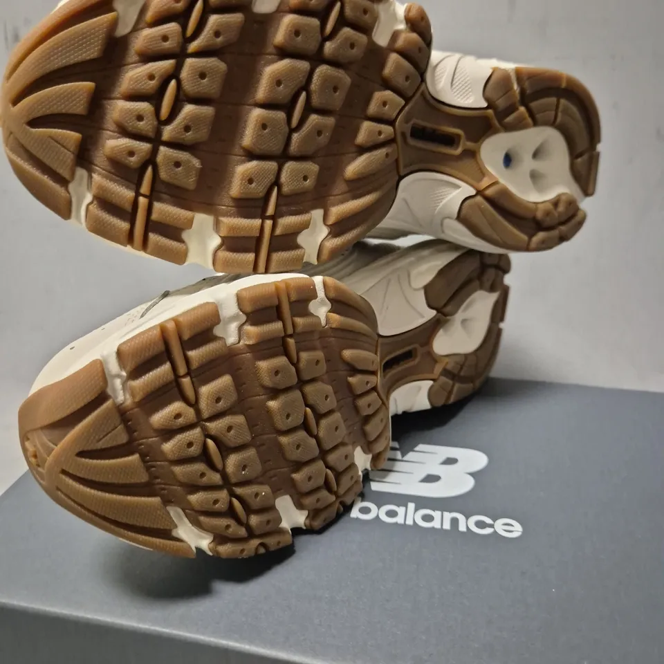 BOXED NEW BALANCE MOONBEAM LACE UP TRAINERS, CREAM - UK SIZE 5