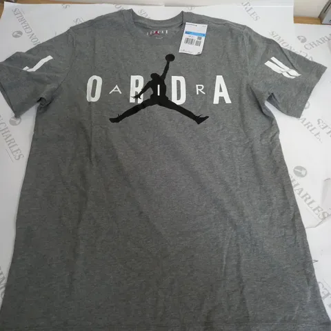 NIKE AIR JORDAN T-SHIRT IN GREY - MEDIUM