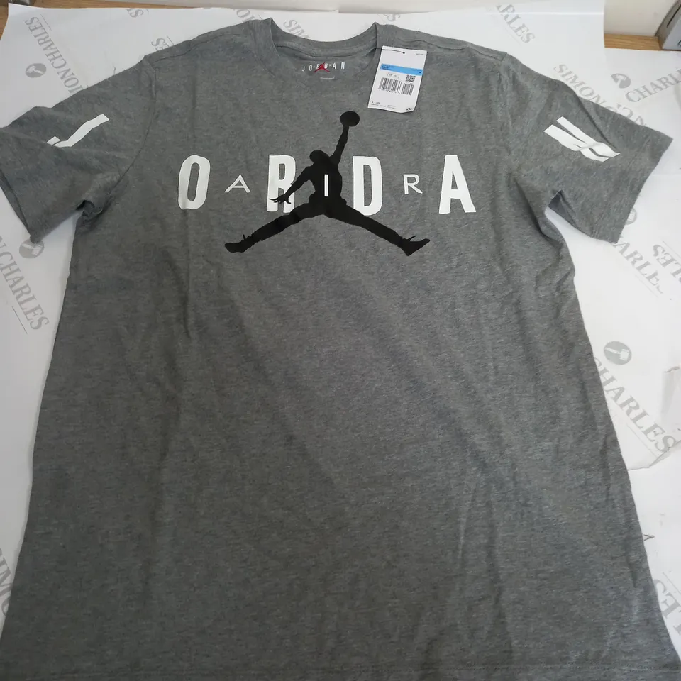NIKE AIR JORDAN T-SHIRT IN GREY - MEDIUM