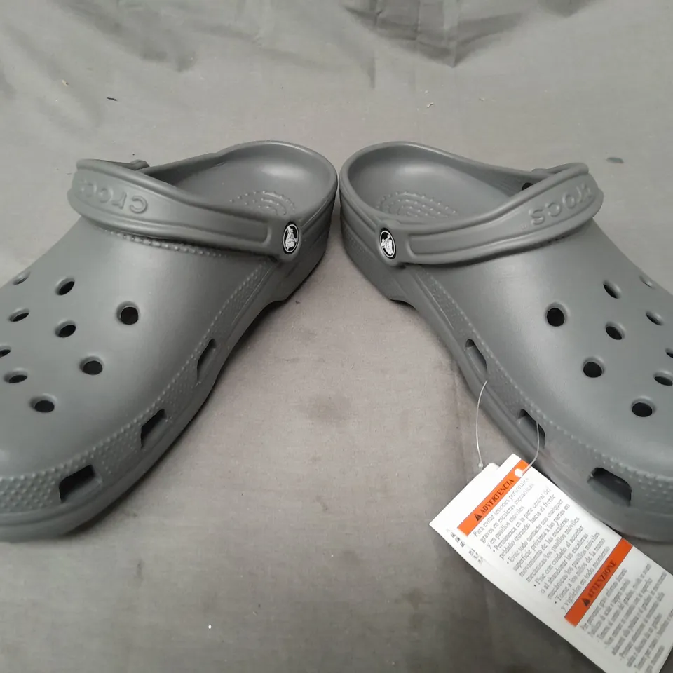 BOXED PAIR OF CROCS CLASSICS IN GREY UK SIZE M8/W9 