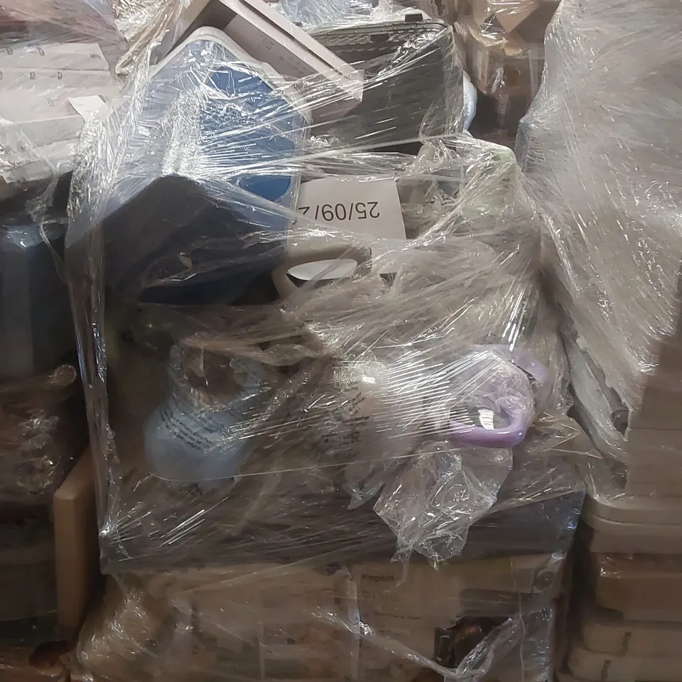 PALLET OF ASSORTED E-COMMERCE GOODS AND PRODUCTS TO INCLUDE: AIRFRYERS, KETTLEBELL WEIGHTS, COOLER BOX, SUITCASE, ELECTRIC HEATED THROW ECT
