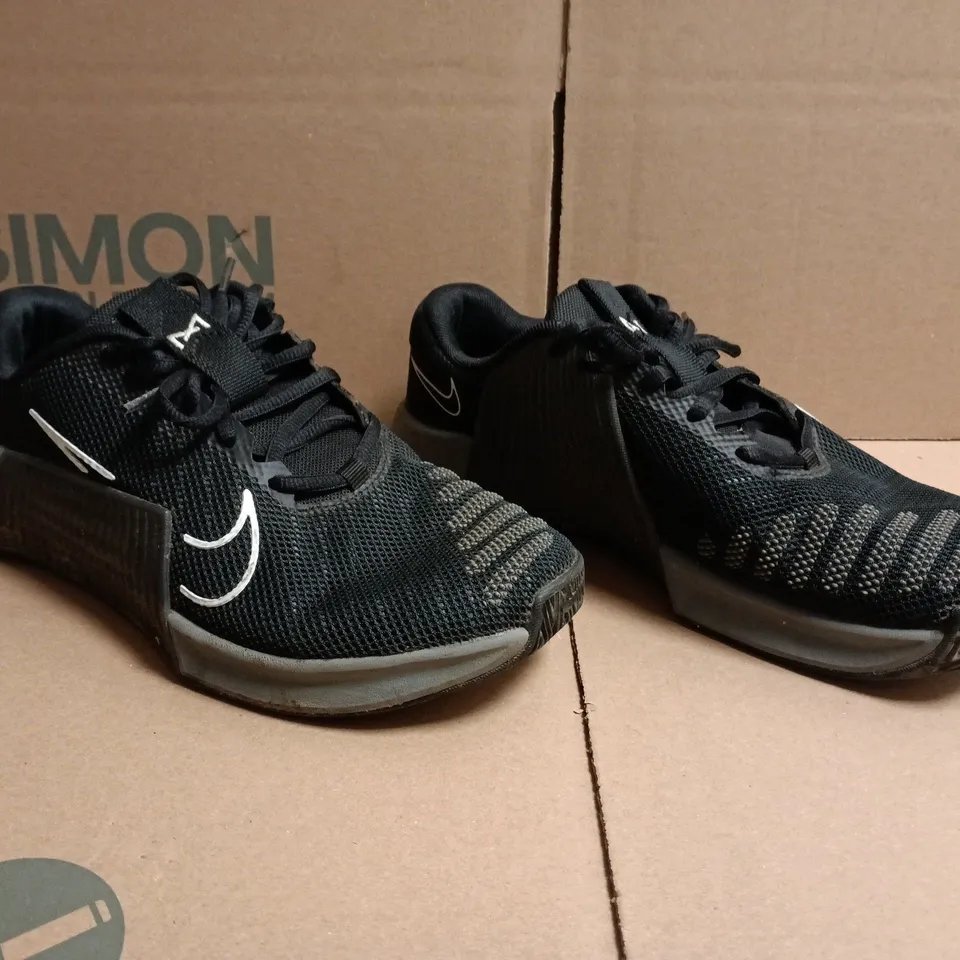 PAIR OF NIKE METCON TRAINERS IN BLACK SIZE UK 6.5