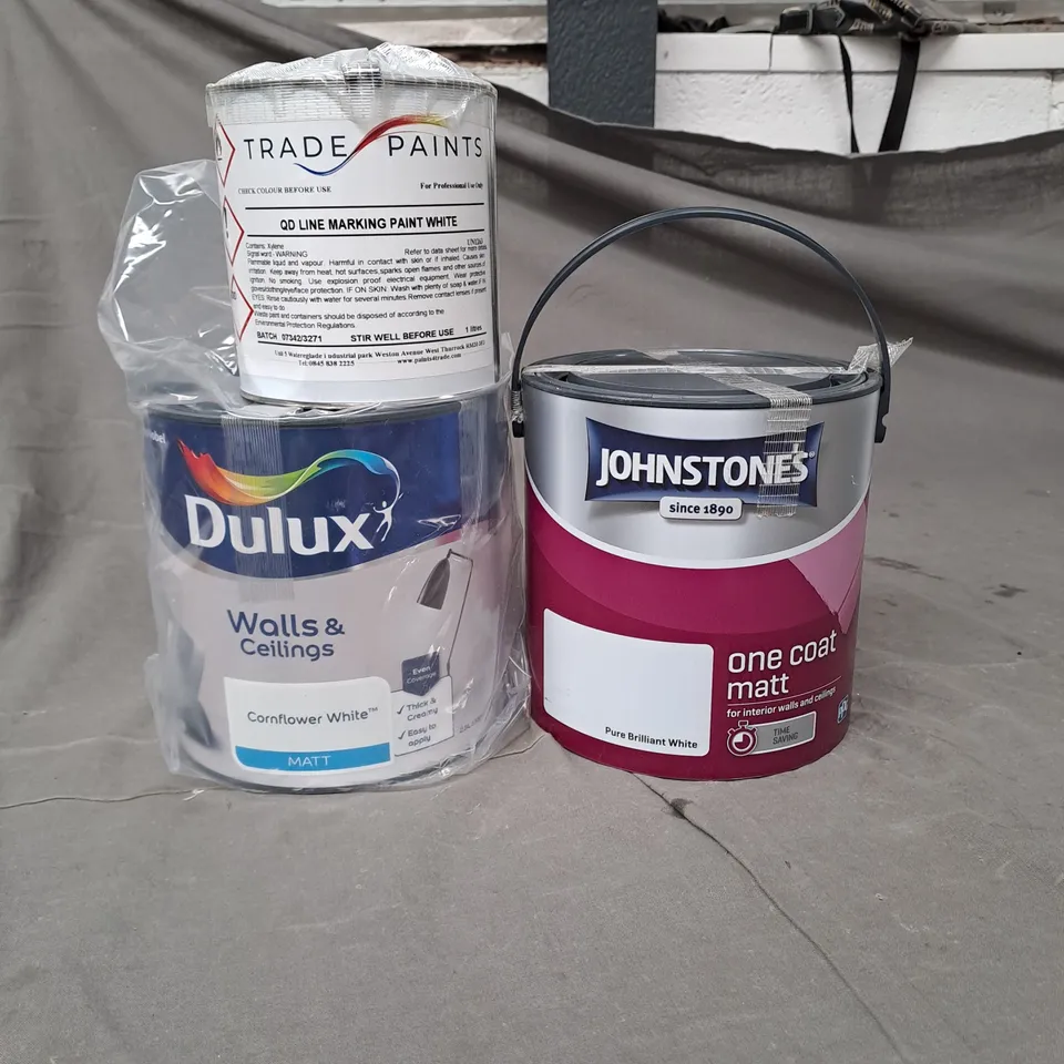 LOT OF 3 PAINT PRODUCTS TO INCLUDE DULUX WALLS & CEILING CORNFLOWER WHITE, JOHNSTONE'S PURE BRILLIANT WHITE AND QD LINE MARKING PAINT