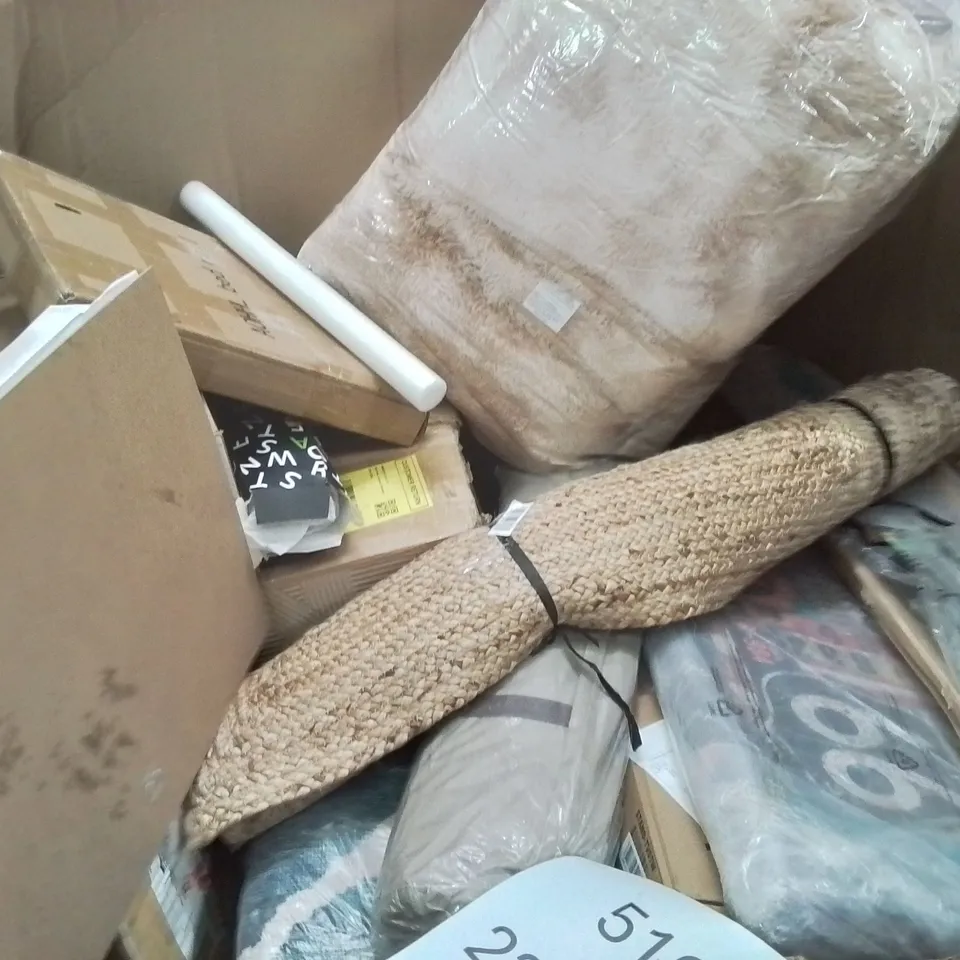 PALLET OF ASSORTED HOUSEHOLD GOODS AND PRODUCTS TO INCLUDE;COMPOST PREADER, ELECTRONIC DART BOARD,AREA RUG