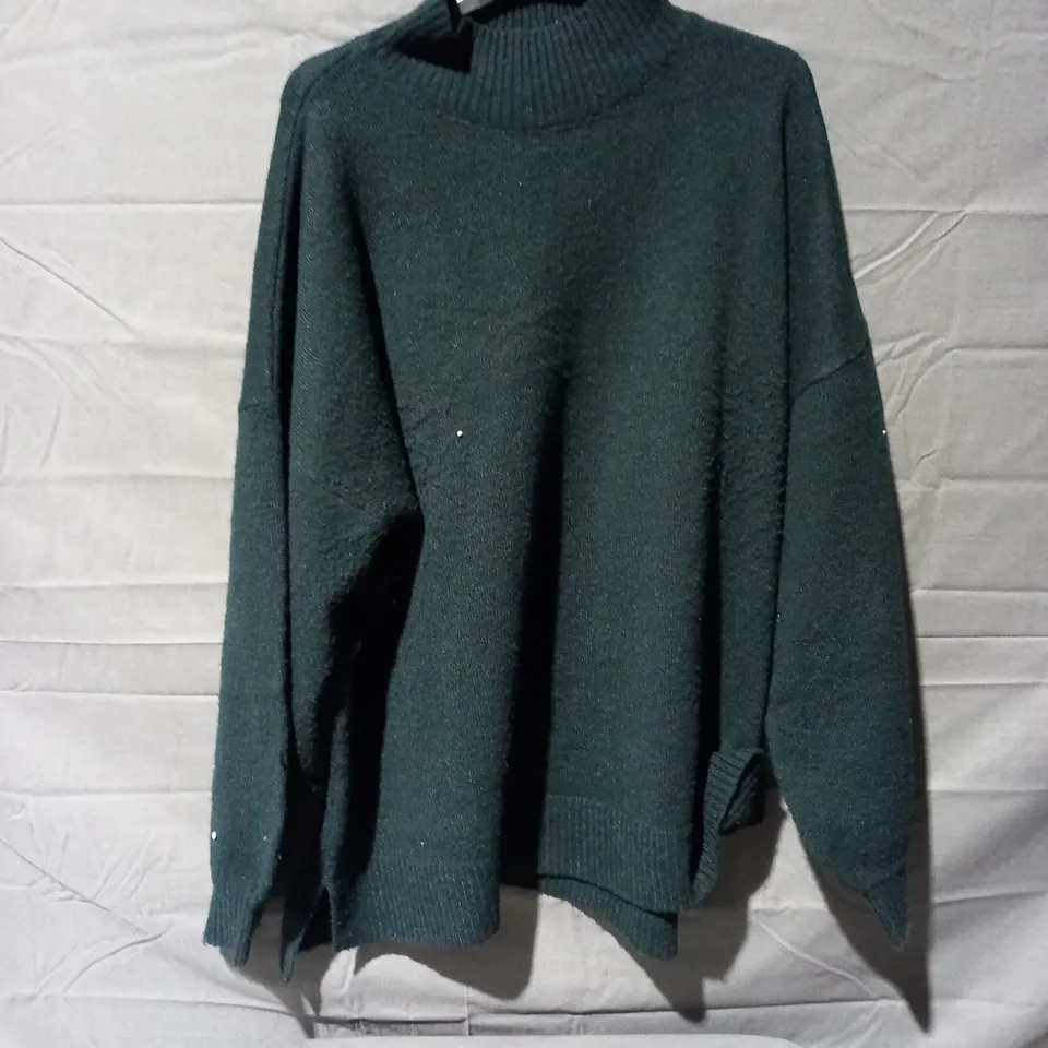 APPROXIMATELY 15 ASSORTED WOMEN'S CLOTHING TO INCLUDE RUTH LANGSFORD ZIP UP TOP, JUMPER IN DARK GREEN 3XL, JUMPER IN GOLD 2XL
