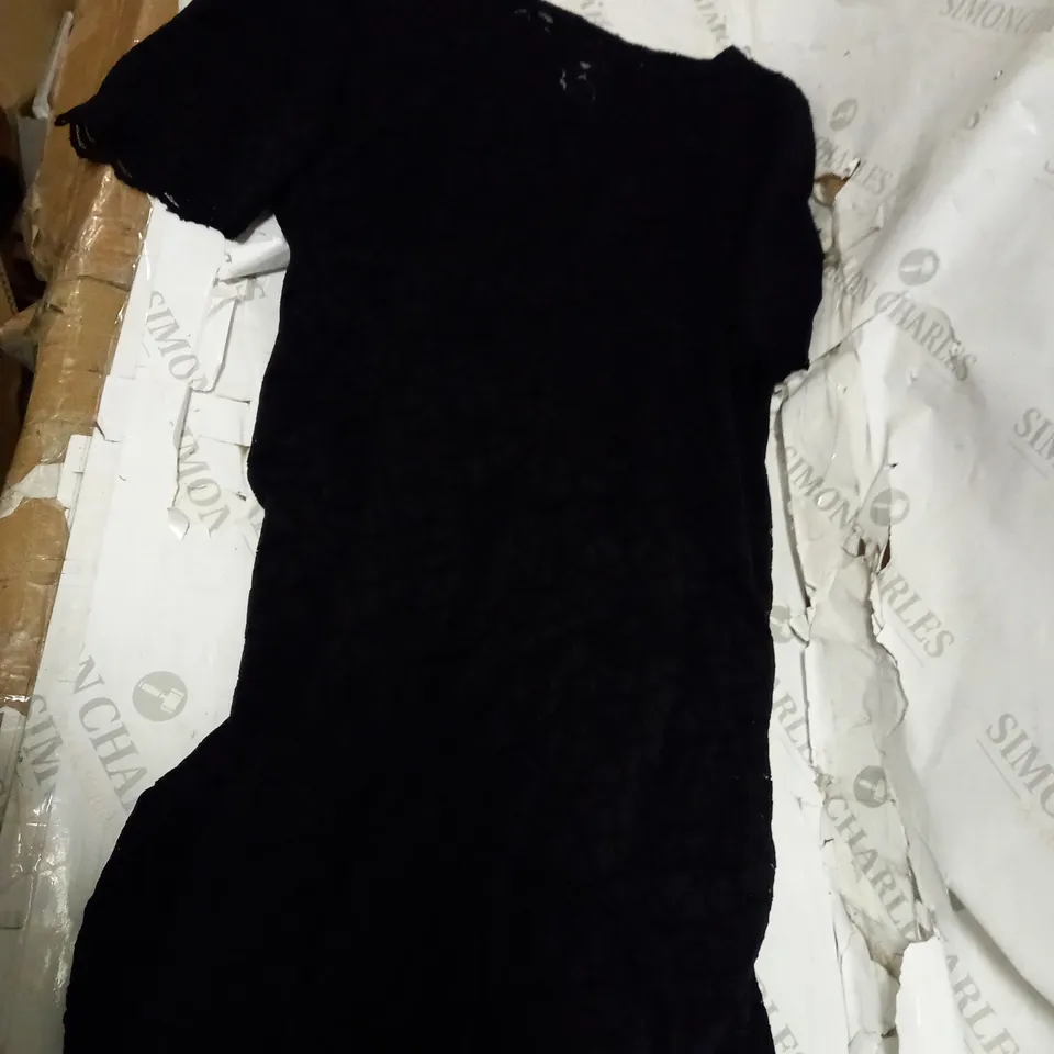 LOT OF APPROXIMATELY 5 ASSORTED CLOTHING ITEMS