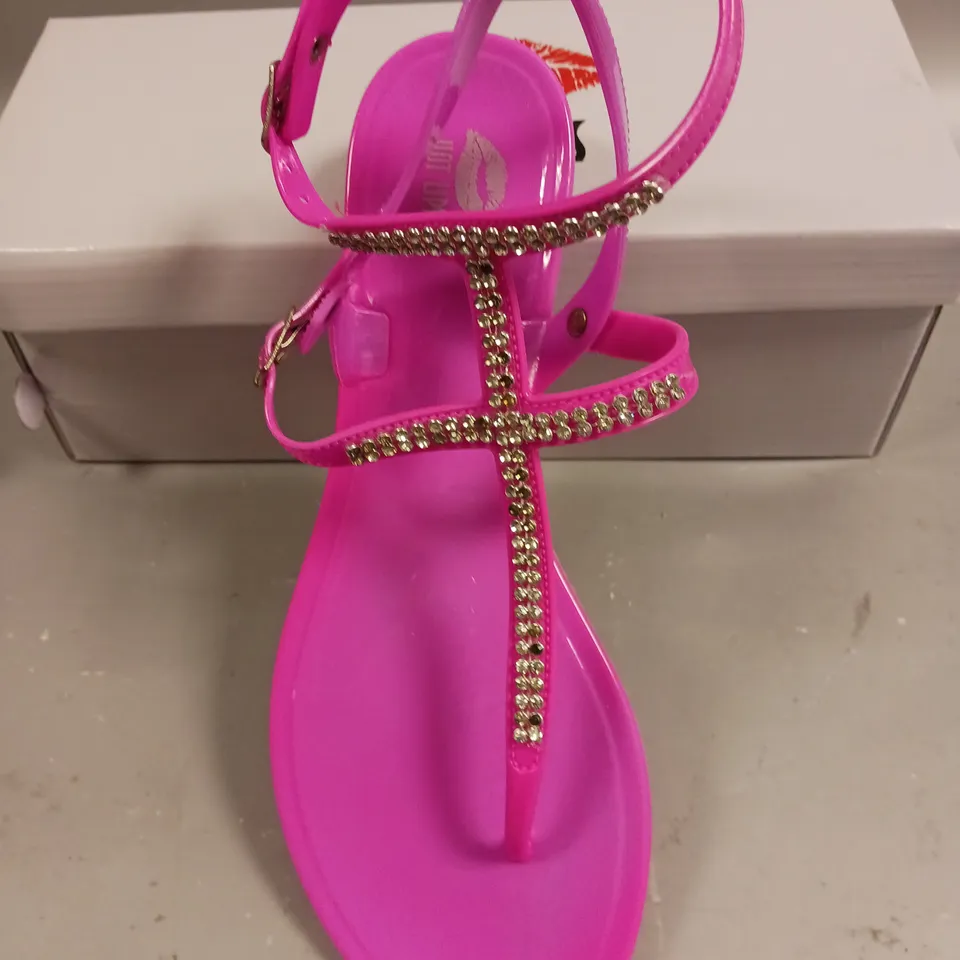 LOT OF 18 BOXED PAIRS OF HOT LIPS FUSCHIA SANDALS - VARIOUS SIZES