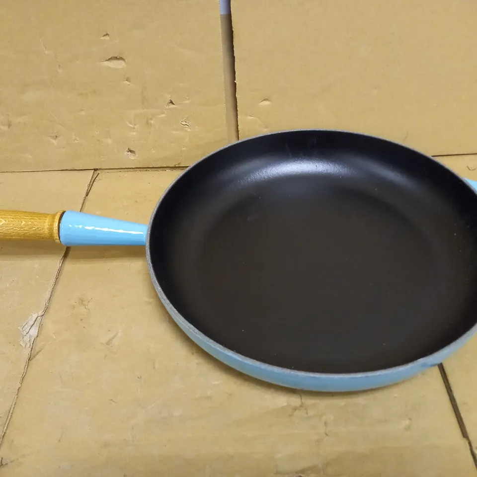 LE CREUSET SIGNATURE CAST IRON FRYING PAN 