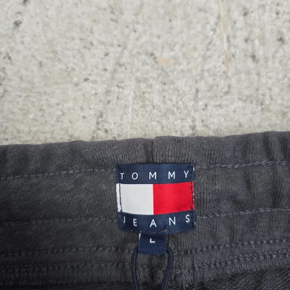 TOMMY JEANS SWEATPANTS – WASHED BLACK, SIZE L