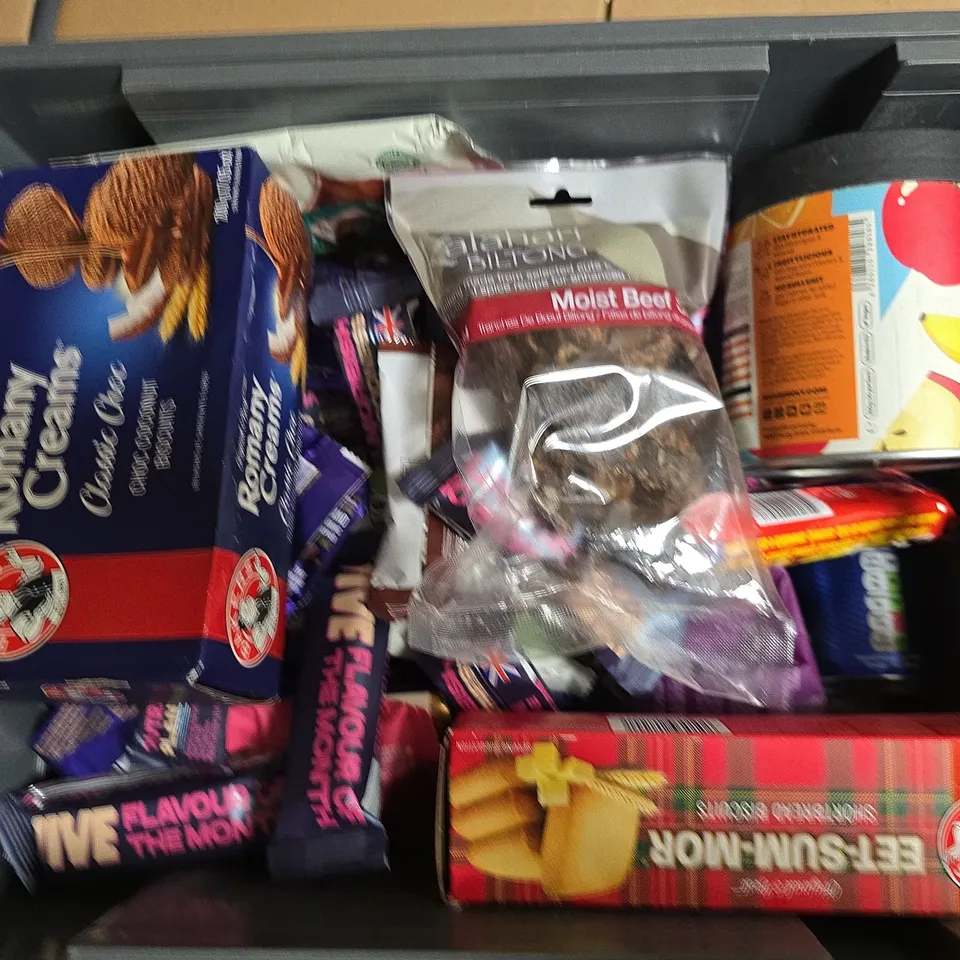 APPROXIMATELY 15 ASSORTED FOOD & DRINK ITEMS TO INCLUDE GALAXY SMOOTH MINT. HOLY MULTI VITAMIN, NANDOS PEPPER SAUCE, ETC - COLLECTION ONLY