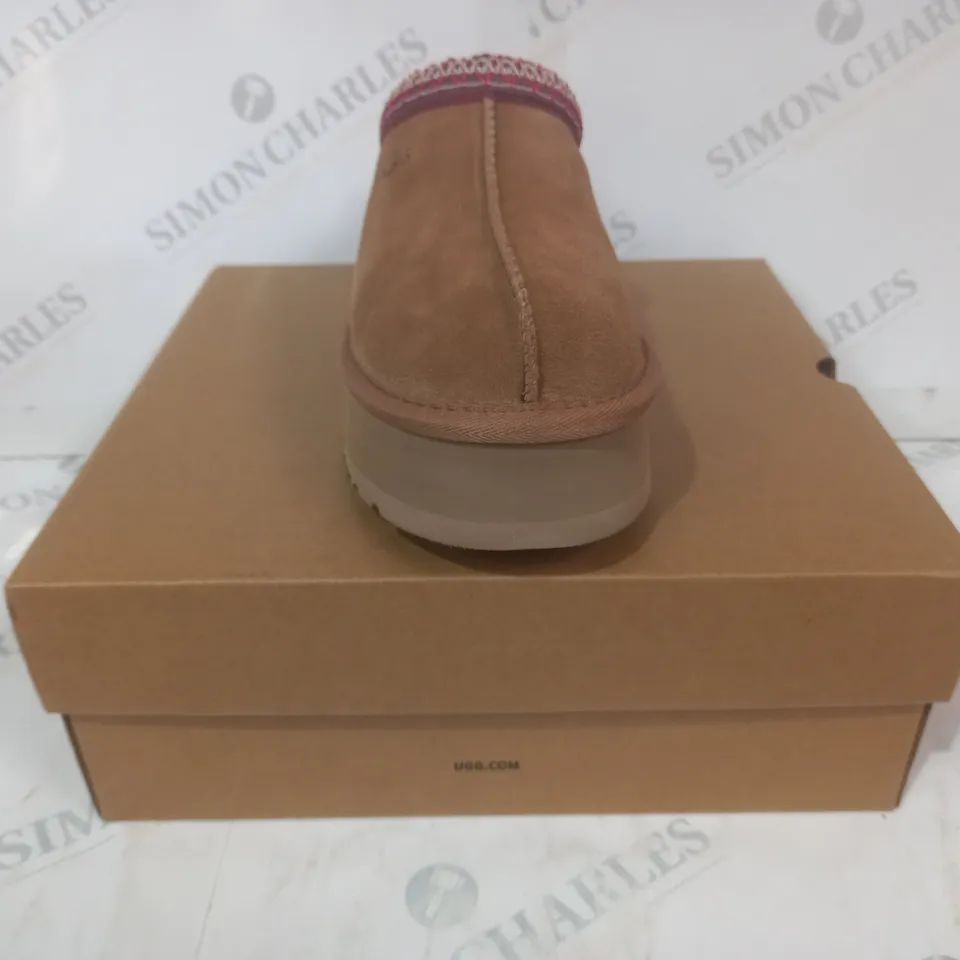 BOXED PAIR OF UGG WTAZZ SHOES IN CHESTNUT UK SIZE 5