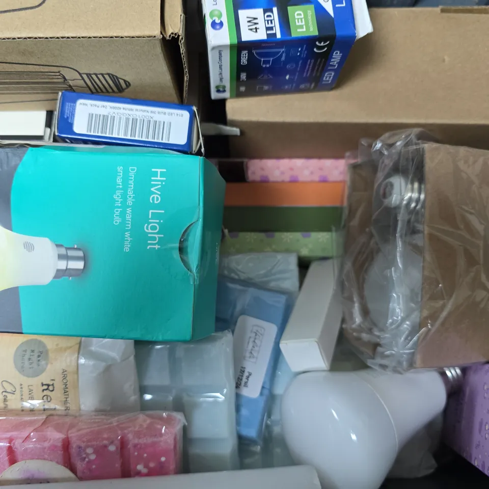 APPROXIMATELY 13 ASSORTED ITEMS TO INCLUDE - GRUUM SOY WAX MELTS , HIVE LIGHT ETC