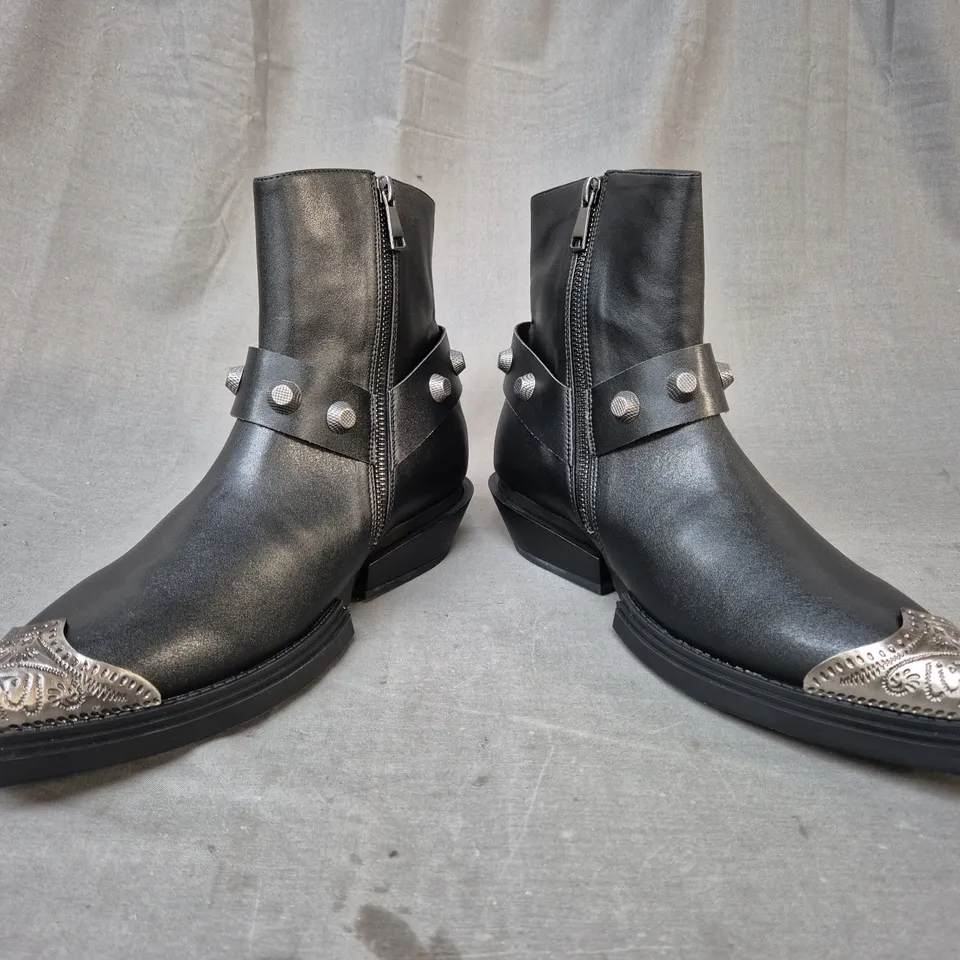 BOXED PAIR OF KOI SOULRENDER MEN'S HARDWARE COWBOY BOOTS IN BLACK/ANTIQUE SILVER UK SIZE 7