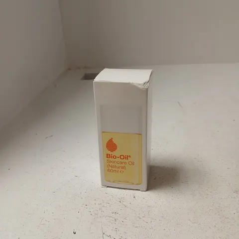 APPROXIMATELY 16 ASSORTED COSMETIC ITEMS INCLUDING BIO OIL , SENSPA MASSAGE SOAP BAR AND GARNIER AMBRE SOLAIRE KIDS SENSITIVE SUN PROTECTING SPRAY