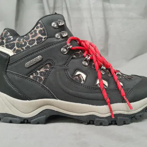 BOXED PAIR OF MOUNTAIN WAREHOUSE ADVENTURER WOMEN'S WATERPROOF PRINTED WALKING BOOTS IN BLACK/ANIMAL PRINT UK SIZE 6