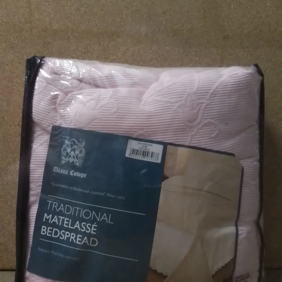 BRAND NEW DIANA COWPR TRADITIONAL MATELASSÉ BED SPREAD - VICTORIANA PINK DOUBLE