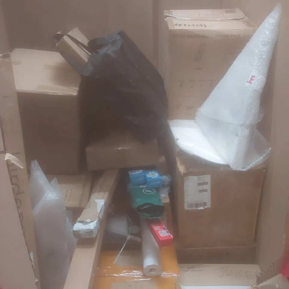 PALLET OF ASSORTED HOUSEHOLD GOODS AND PRODUCTS TO INCLUDE; SHOWER PRODUCTS, A LARGE NUMBER OF JUICERS, RGB BACK-LIGHTS, DOORWAY CHIN-UP BAR ETC