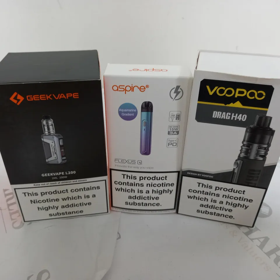 APPROXIMATELY 20 VAPES & E-CIGARETTES TO INCLUDE GEEKVAPE L200, ASPIRE FLEXUS, VOOPOO DRAGH40, ETC