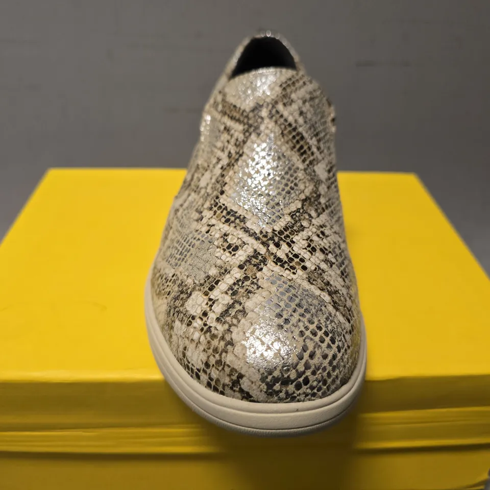 BOXED STRIPE SLIP ON SHOES - SIZE 8