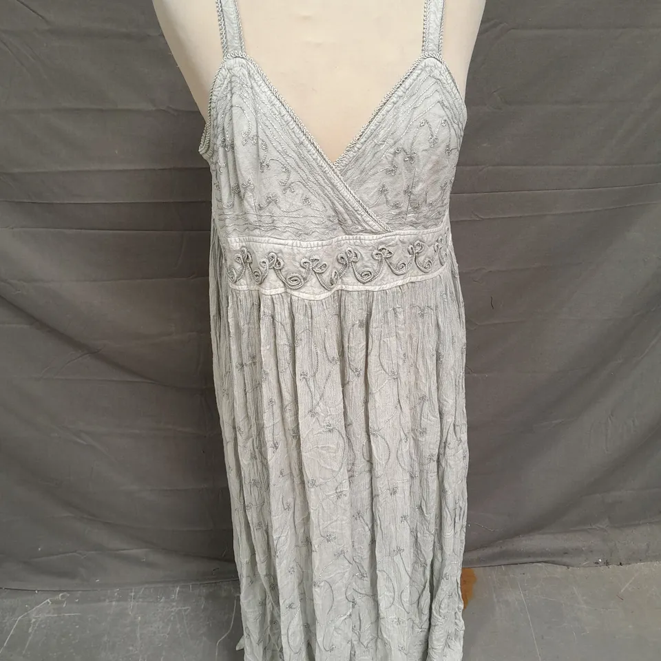 RAPP SLEEVELESS EMBROIDERED MIDI DRESS IN BLUE/GREY SIZE S/M