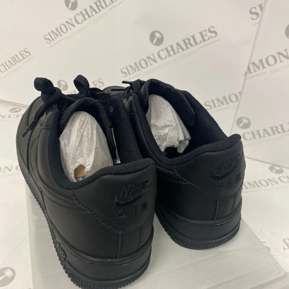 BOXED PAIR OF NIKE AIR FORCE 1 '07 BLACK TRAINERS SIZE 7.5