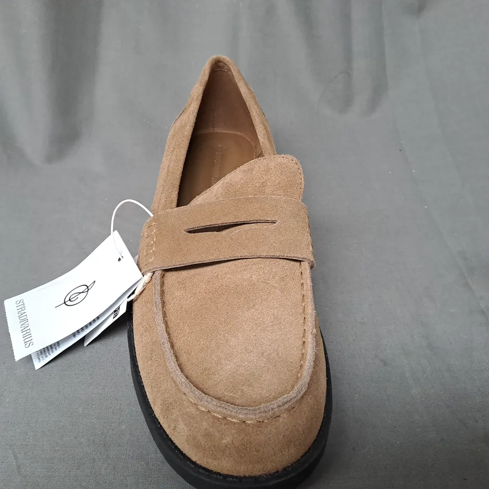 PAIR OF STRADIVARIUS LOAFERS IN BROWN EU SIZE 38