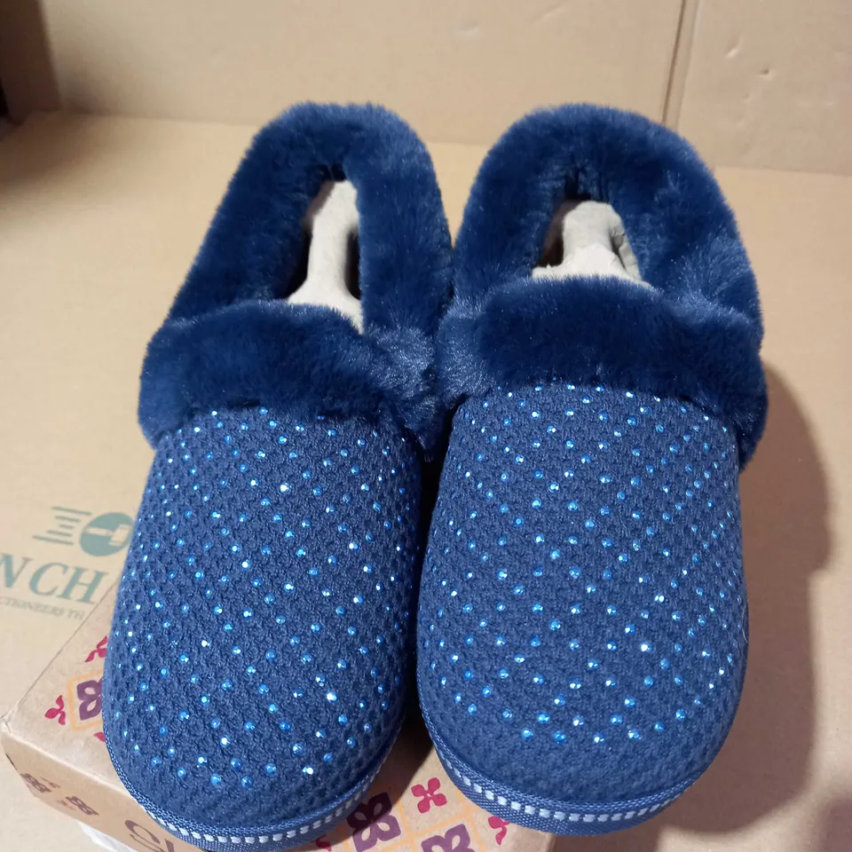 SKETCHERS COZY SLIPPER SIZE 5