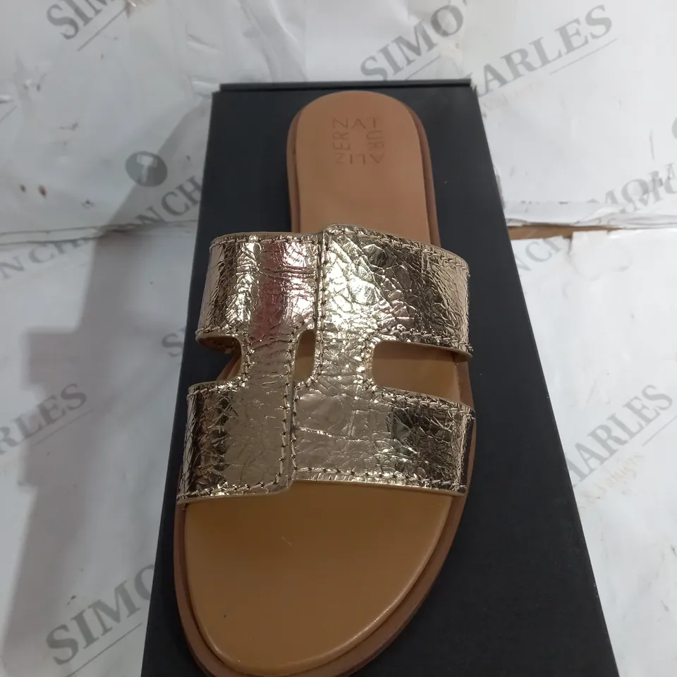 BOXED PAIR OF NATURALIZER SANDALS IN GOLD SIZE 7