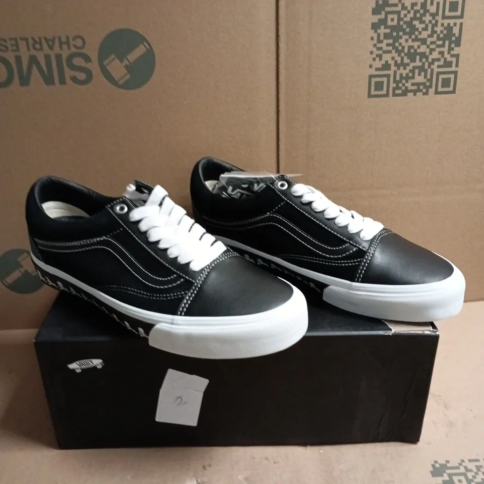 VANS OLD SKOOL TRAINERS – BLACK/WHITE, UK 9 (US 10)