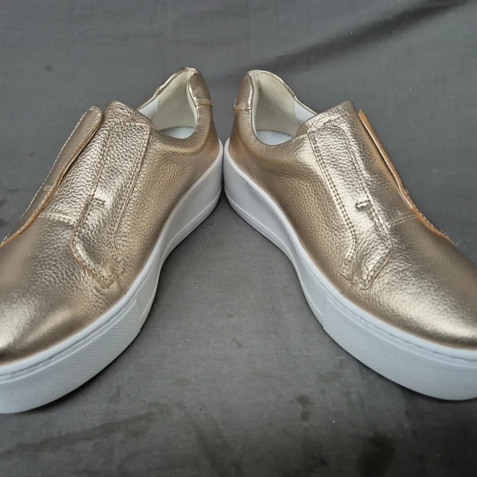 BOXED PAIR OF DUNE LONDON 516 ETHOSS SLIP-ON WEDGE TRAINERS IN METALLIC GOLD SIZE 7