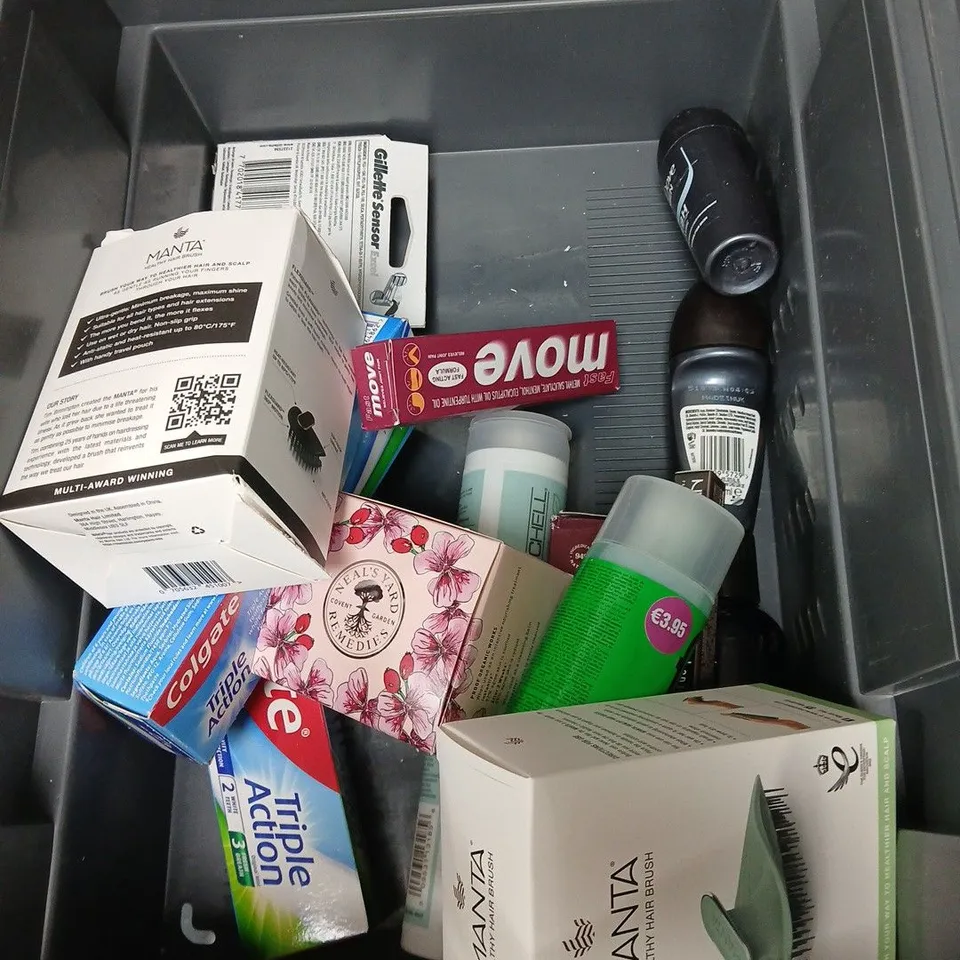 APPROXIMATEY 15 ASSORTED HEALTH AND BEAUTY PRODUCTS TO INCLUDE ELVIVE SHAMPOO, GILLETTE SENSOR BLADES AND DOVE MEN ROLL ON DEODORANT