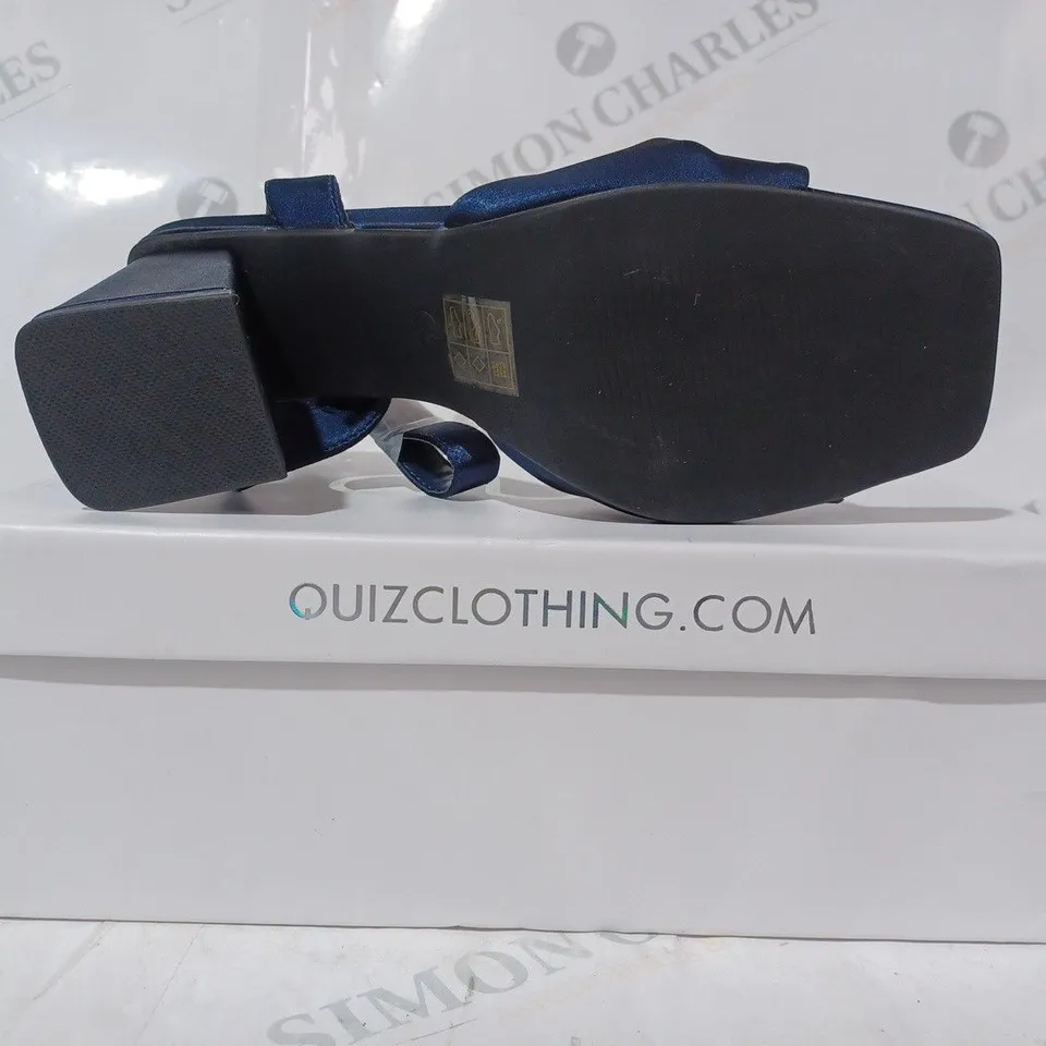 BOXED PAIR OF QUIZ OPEN TOE BLOCK HEEL SANDALS IN NAVY SIZE 5