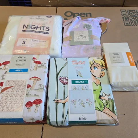 BOX OF APPROXIMATELY 10 ASSORTED BEDDING AND SOFT FURNISHING  ITEMS TO INCLUDE - FITTED SHEET , DUVET SET KING , DISNEY DUVET SET DOUBLE ETC