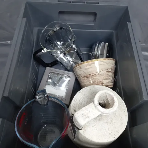 APPROXIMATELY 4 ASSORTED HOUSEHOLD ITEMS TO INCLUDE PYREX , BOWL, ETC