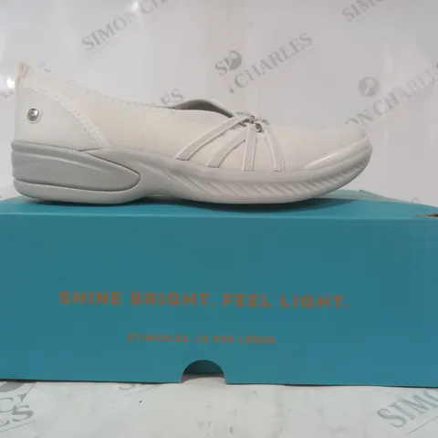 BOXED PAIR OF BZEES SHOES IN WHITE SIZE 6